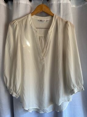 3 for $10 • REITMANS // Cream V-Neck Lightweight Women's Blouse